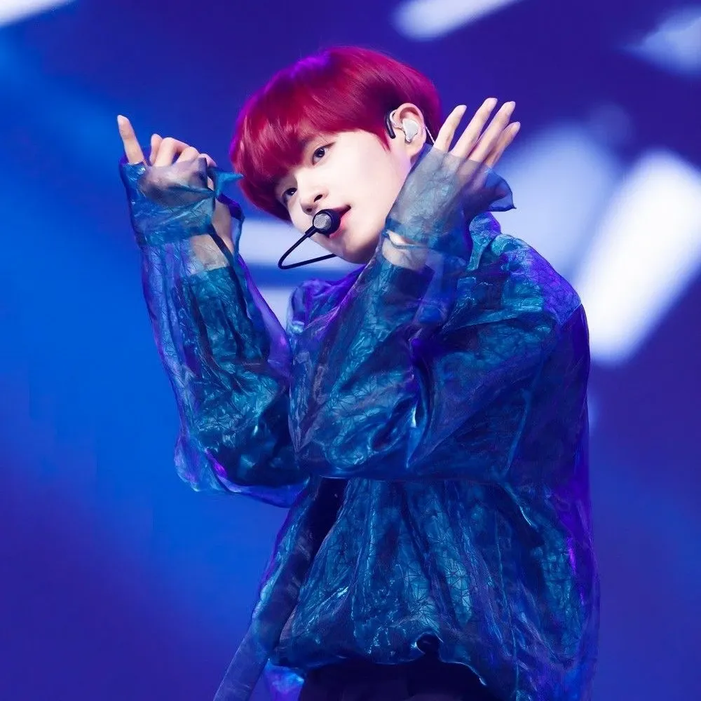 A moment captured by Lee Daehwi (AB6IX)'s fan
