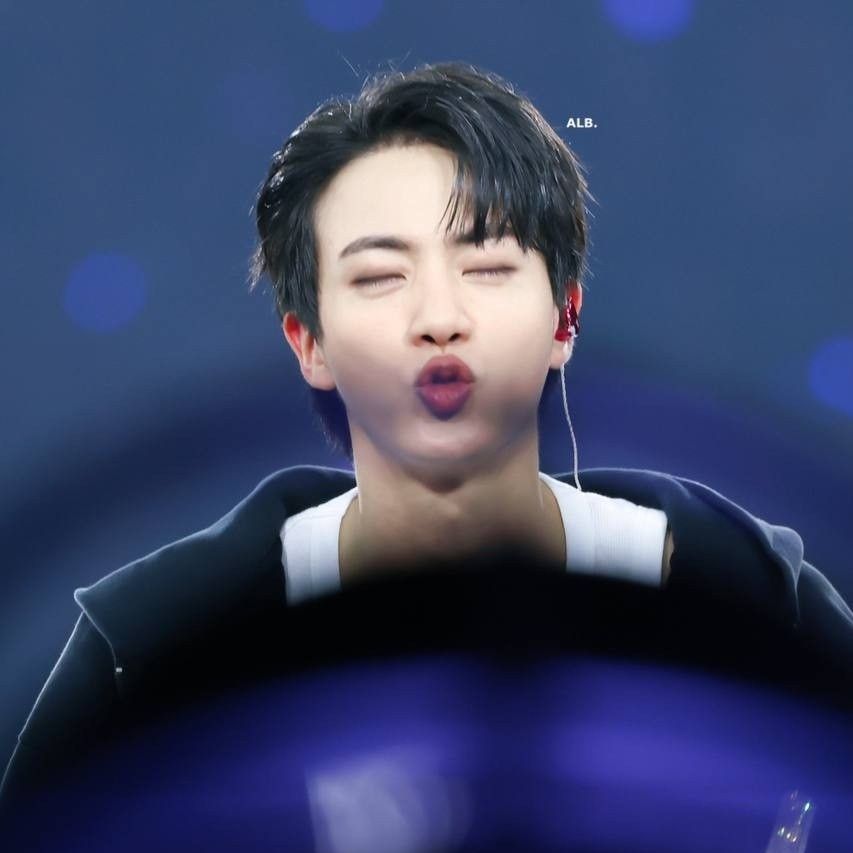 Foto aktivitas terbaru Jin (BTS)