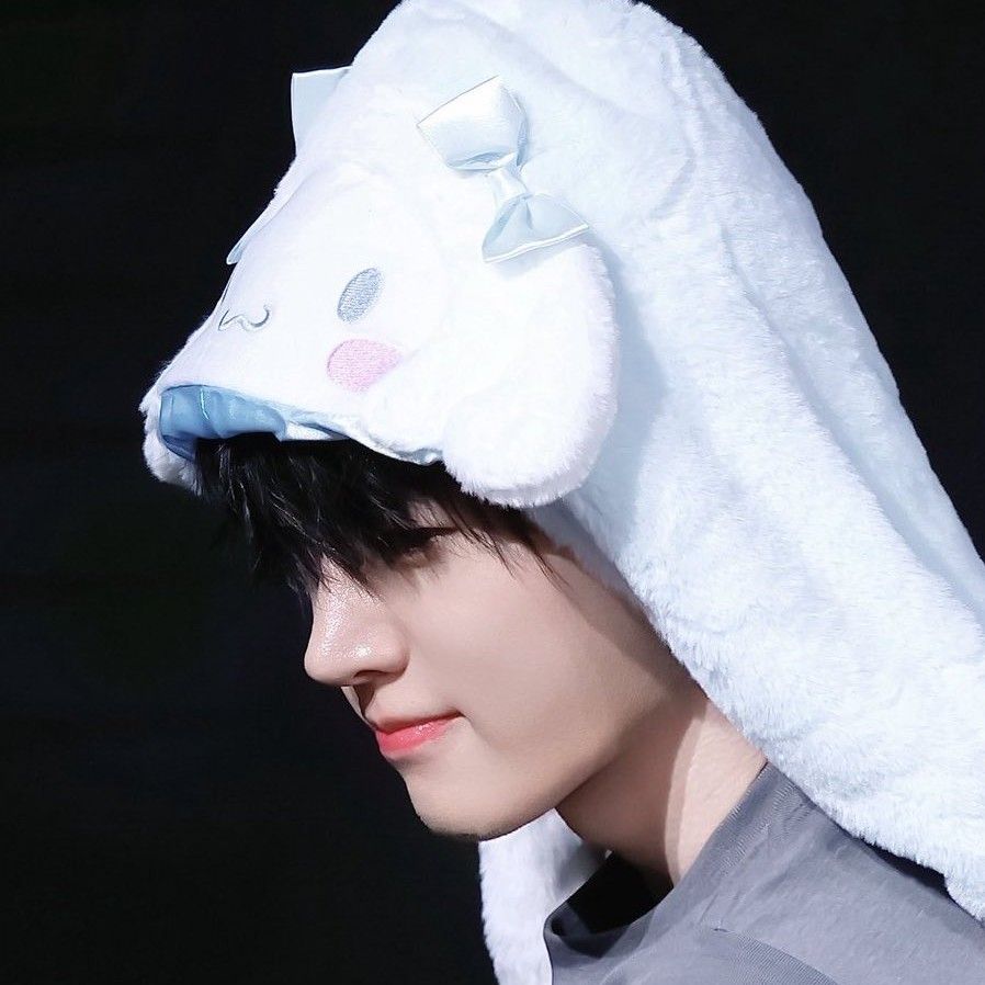 Recent activity shot of Sunghoon (ENHYPEN)