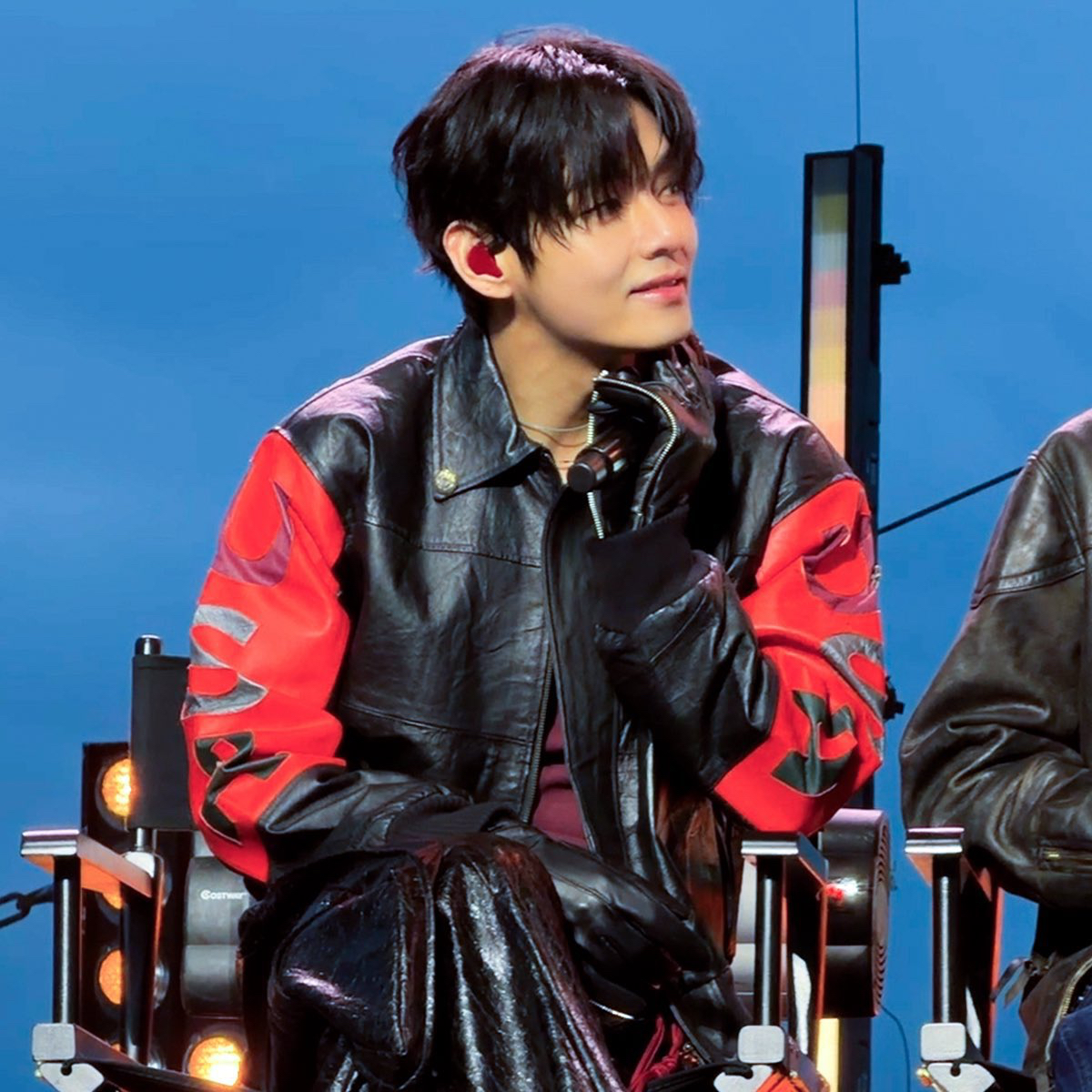 Behind-the-scenes cut of V (BTS)