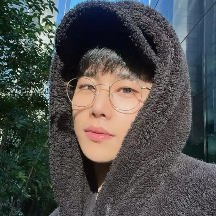 A moment captured by MJ (ASTRO)'s fan