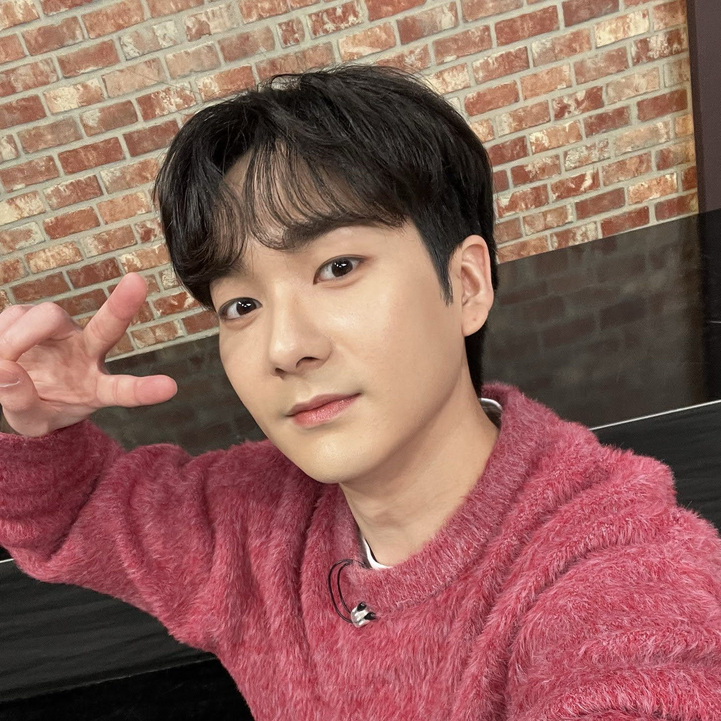 Behind-the-scenes cut of Aron