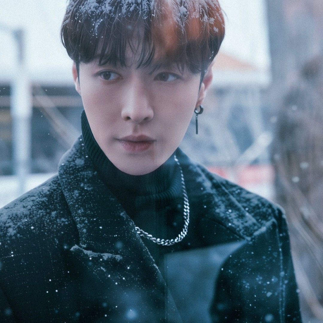 Behind-the-scenes cut of Lay (EXO)