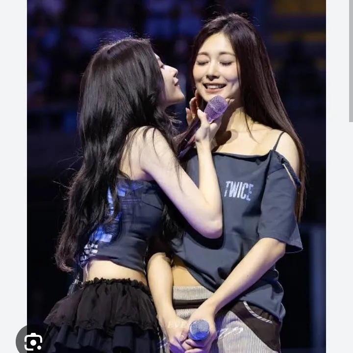 Momen yang diabadikan oleh penggemar Tzuyu (TWICE)