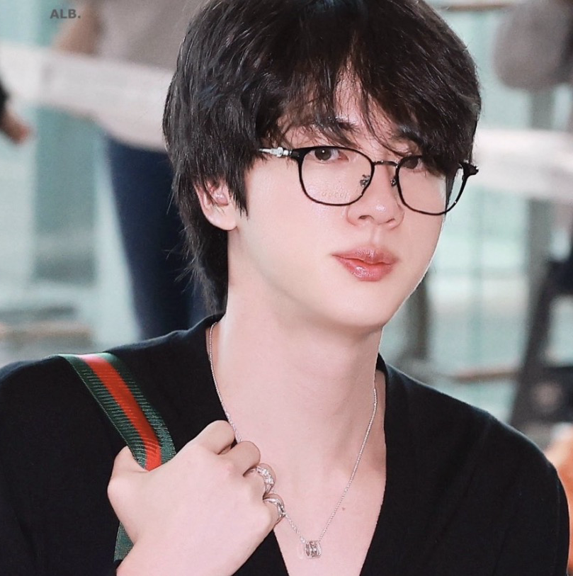 Momen yang diabadikan oleh penggemar Jin (BTS)