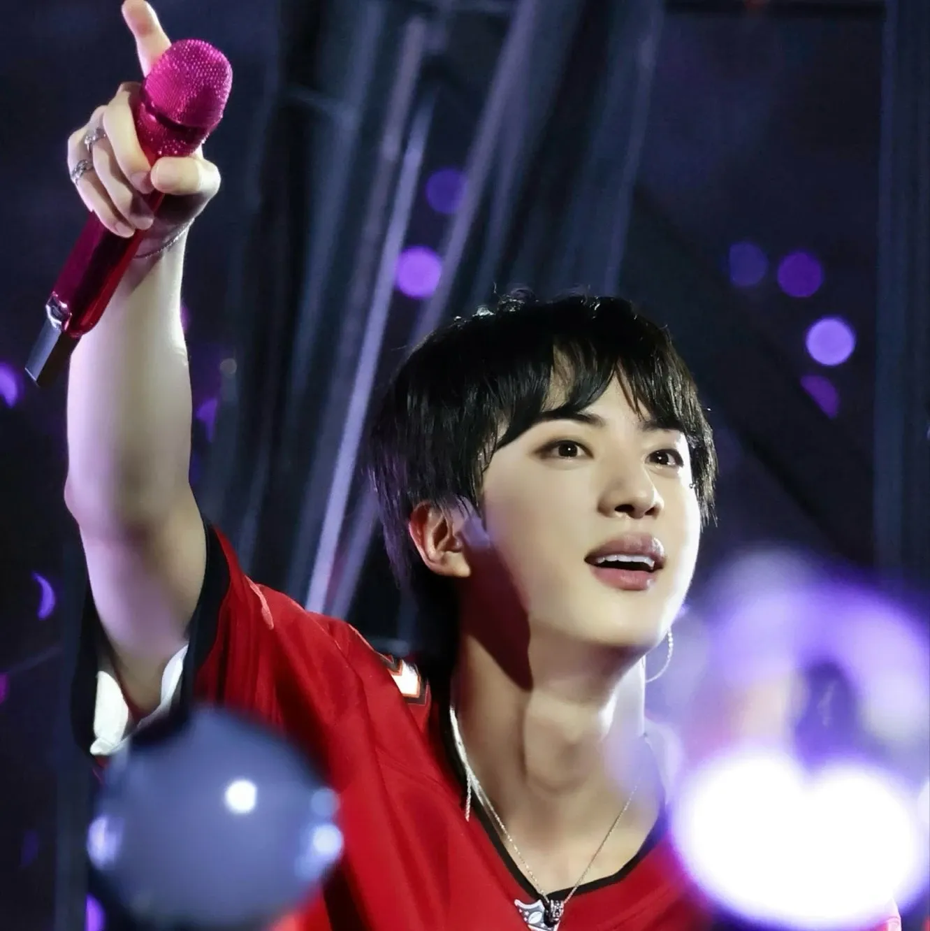 Momen yang diabadikan oleh penggemar Jin (BTS)