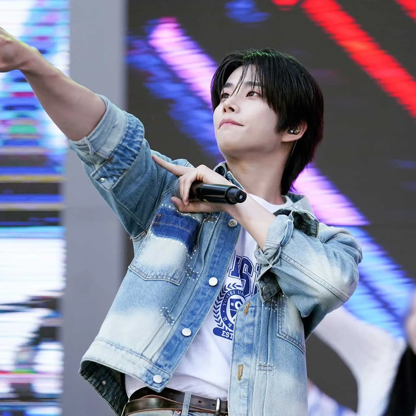 A moment captured by MJ (ASTRO)'s fan