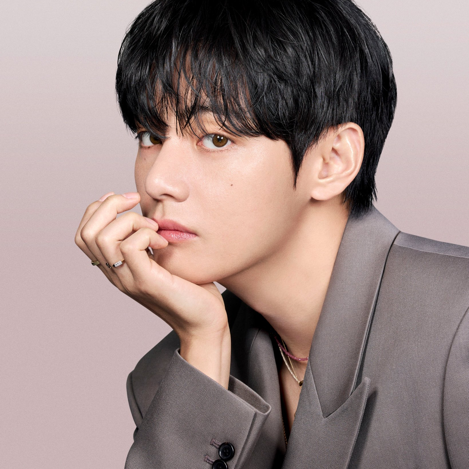 Foto aktivitas terbaru V (BTS)