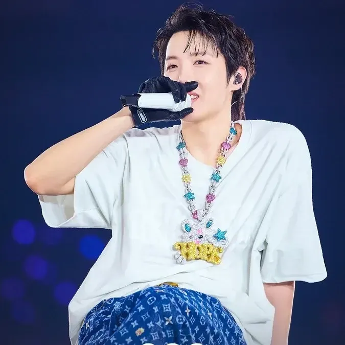 Momen yang diabadikan oleh penggemar j-hope (BTS)