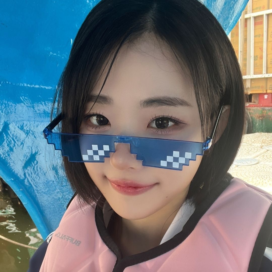 Recent activity shot of Hina (QWER)