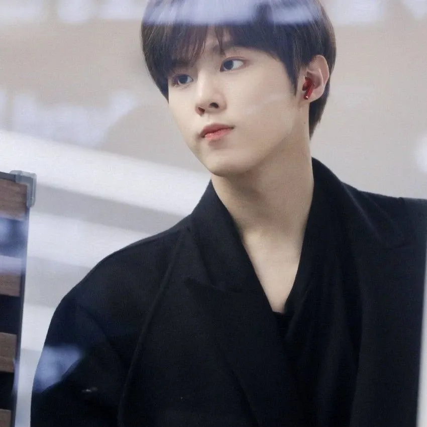 Behind-the-scenes cut of Kim Wooseok