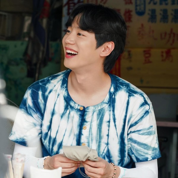 Signature photo of Lee Junyoung capturing their charm