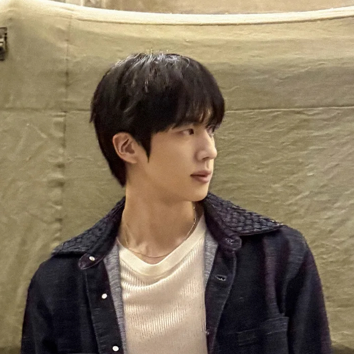 Momen yang diabadikan oleh penggemar Jin (BTS)