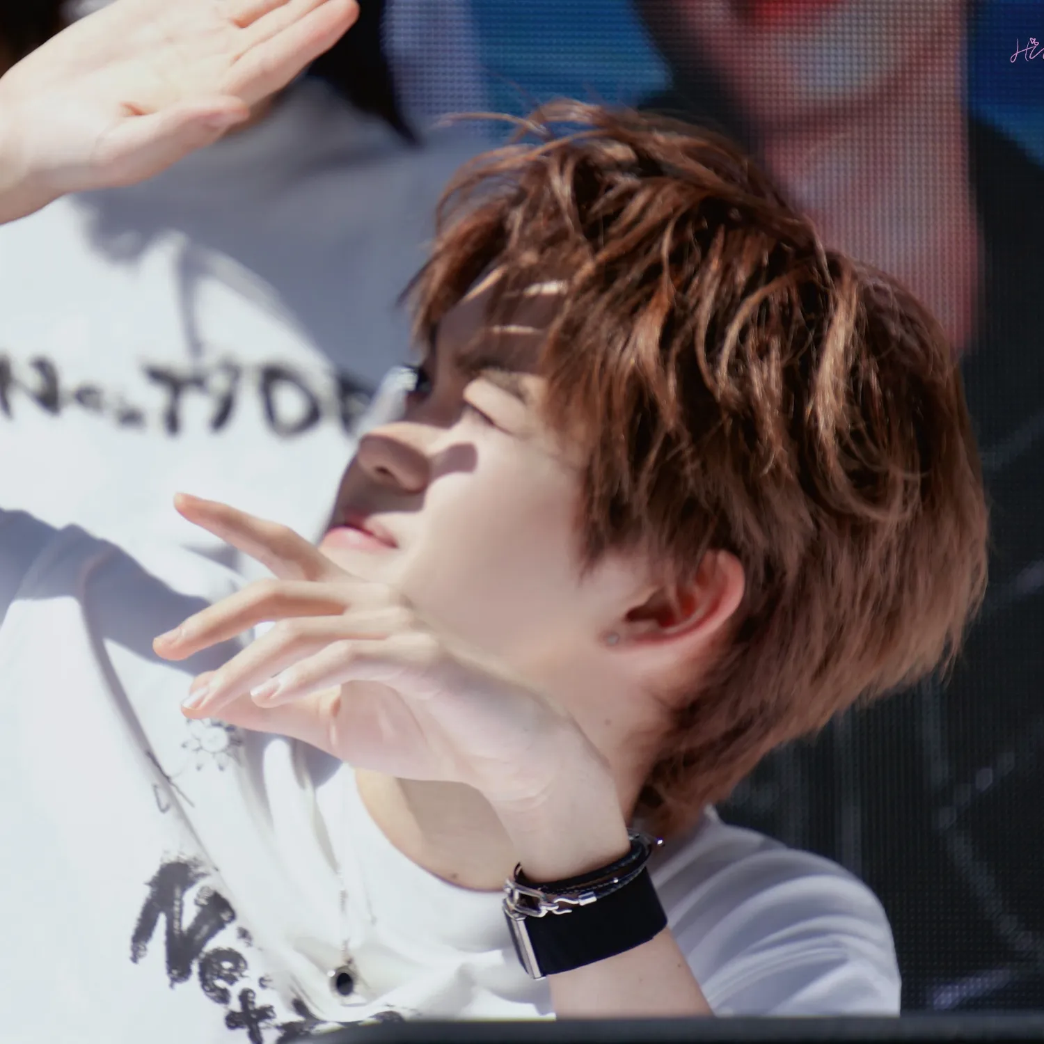 A moment captured by THI-O (NexT1DE)'s fan