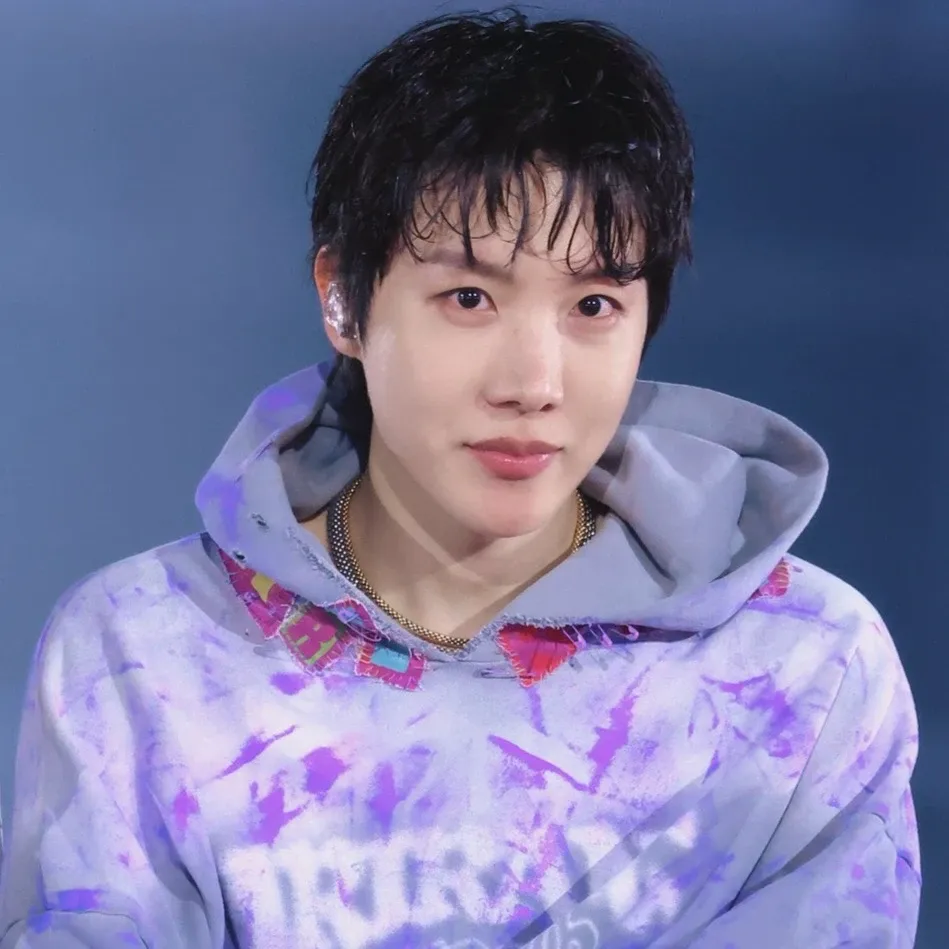 Foto aktivitas terbaru j-hope (BTS)