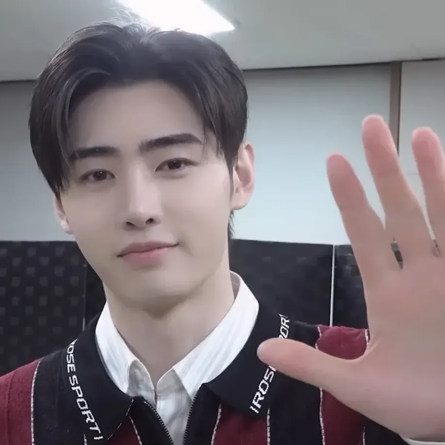 Foto terbaru Sunghoon (ENHYPEN)