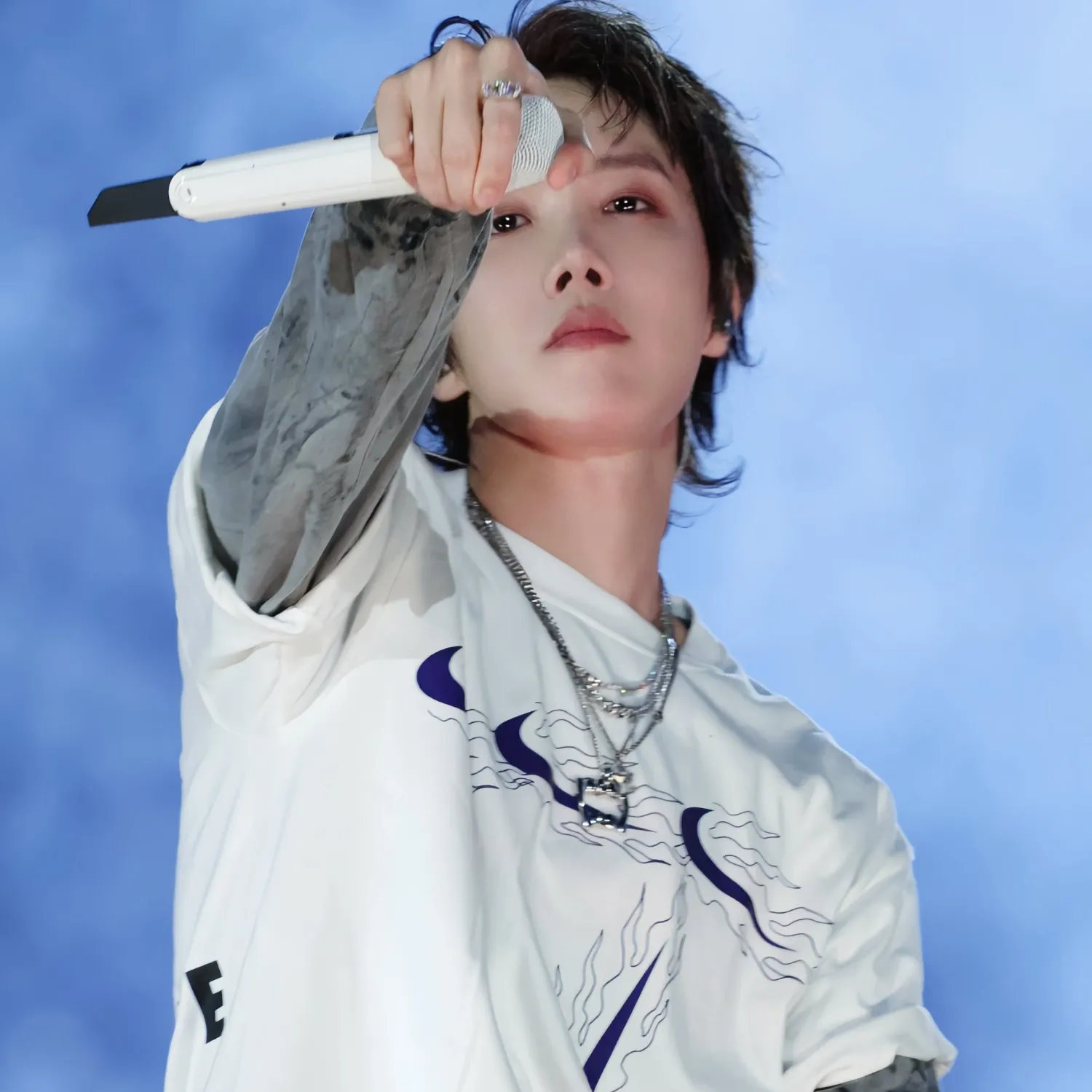 Momen yang diabadikan oleh penggemar j-hope (BTS)