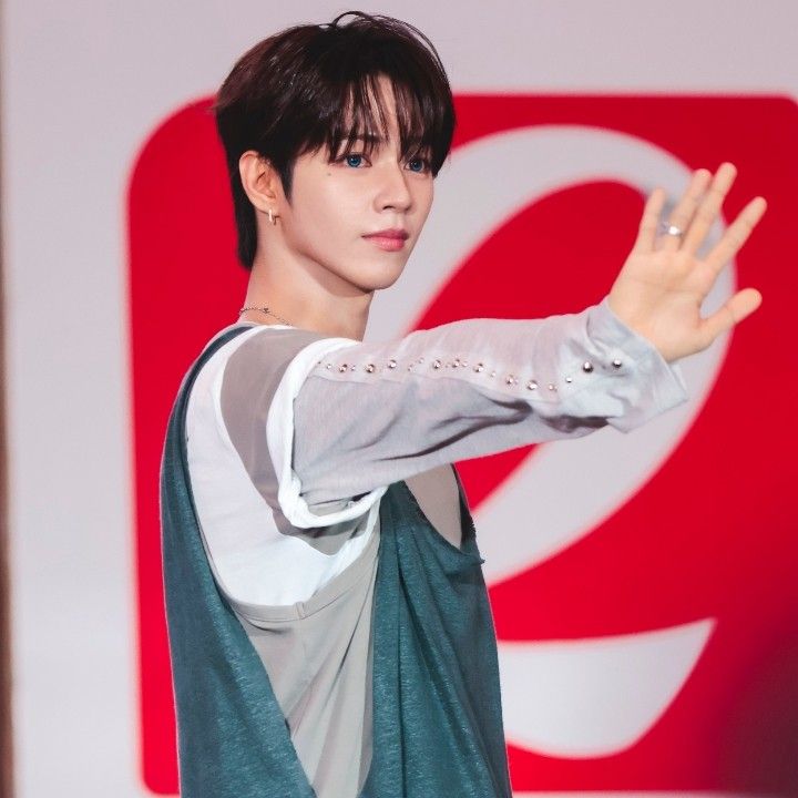 A moment captured by JL (AHOF)'s fan