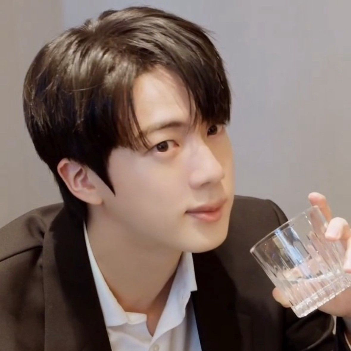 Foto aktivitas terbaru Jin (BTS)