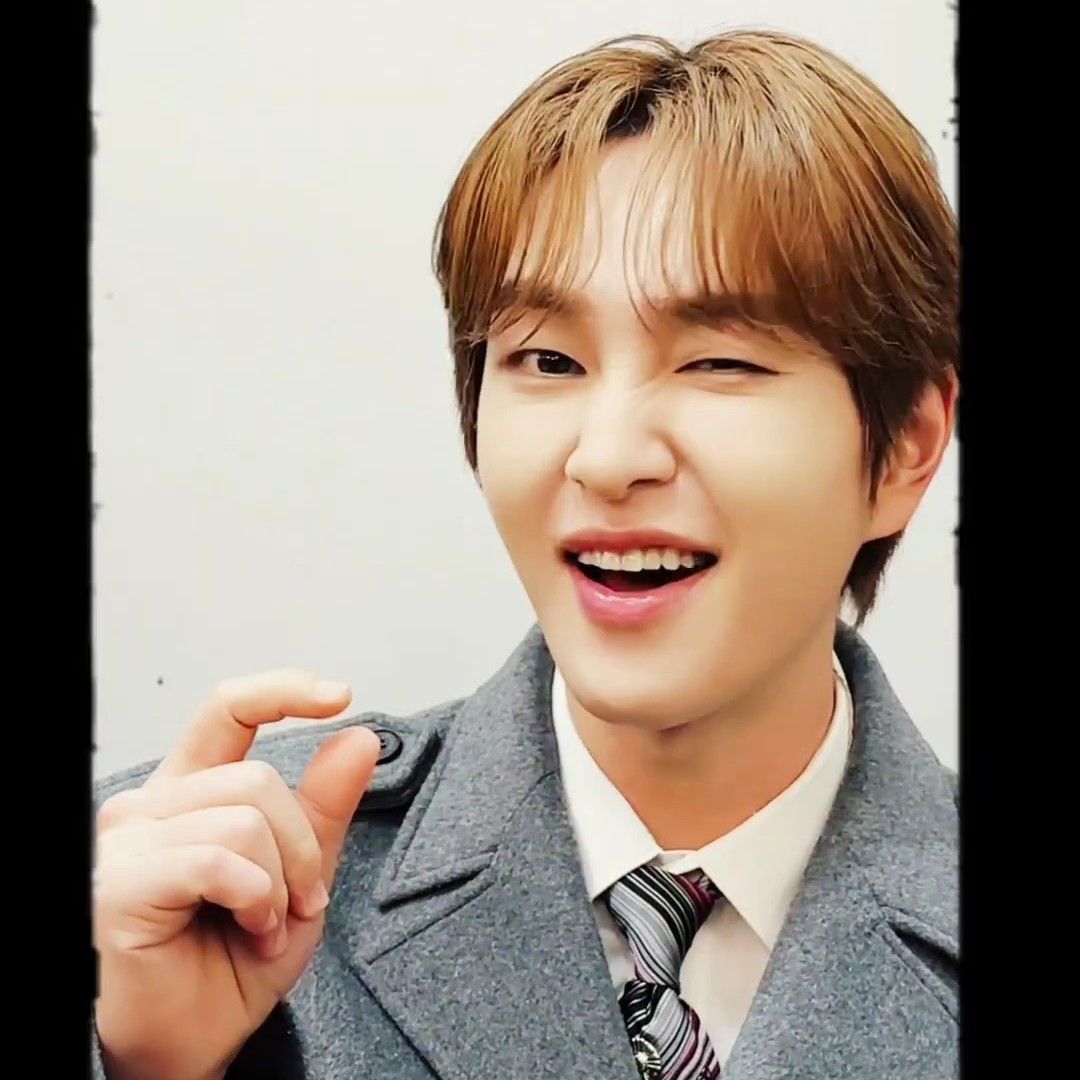 A moment captured by Onew (SHINee)'s fan