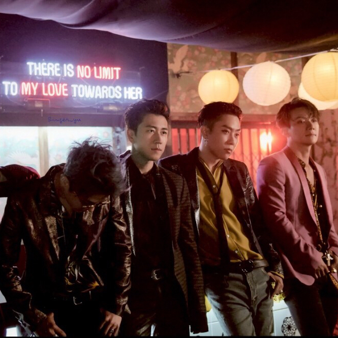 A moment captured by SECHSKIES's fan