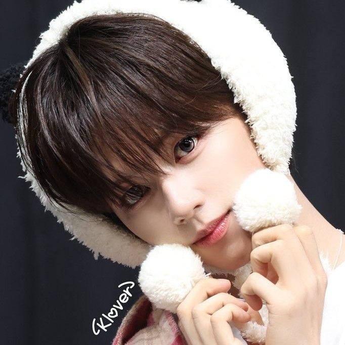 A moment captured by JL (AHOF)'s fan