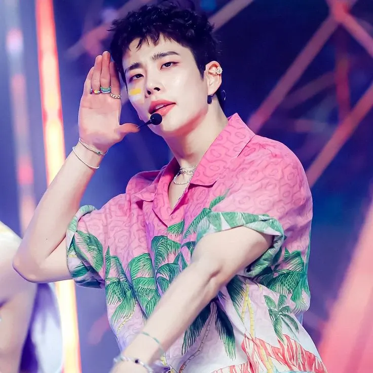 A moment captured by MJ (ASTRO)'s fan