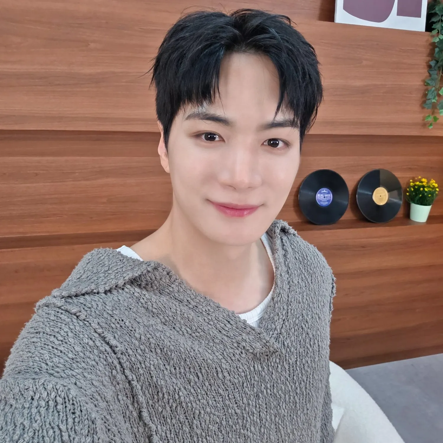 A moment captured by Kim Jonghyeon's fan