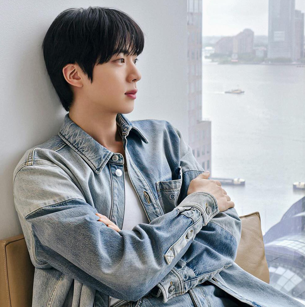 Momen yang diabadikan oleh penggemar Jin (BTS)
