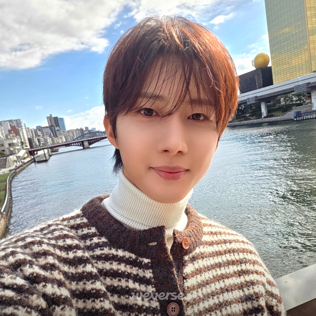 A moment captured by Hui (PENTAGON)'s fan