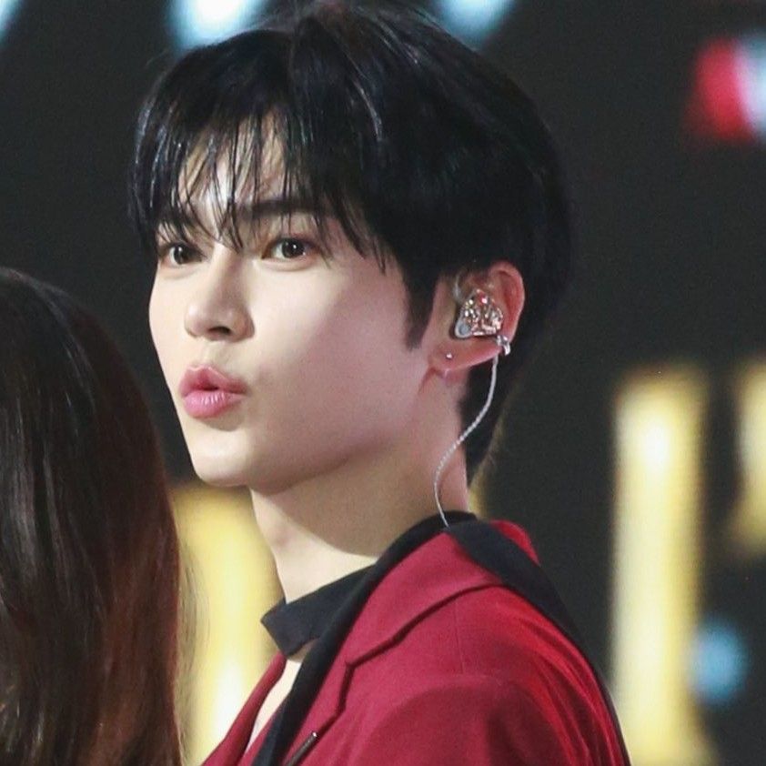 Recent activity shot of Sung Hanbin (ZEROBASEONE)