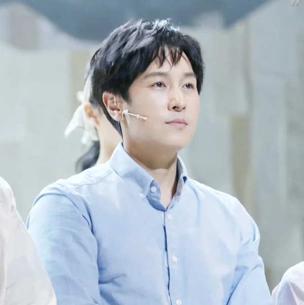 김동완 (신화)의 매력을 담은 최애돌 대표 사진