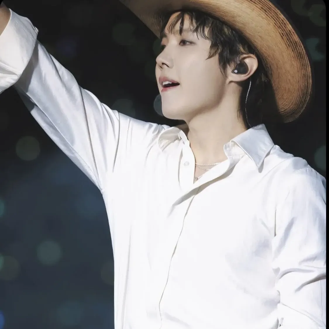Foto aktivitas terbaru j-hope (BTS)