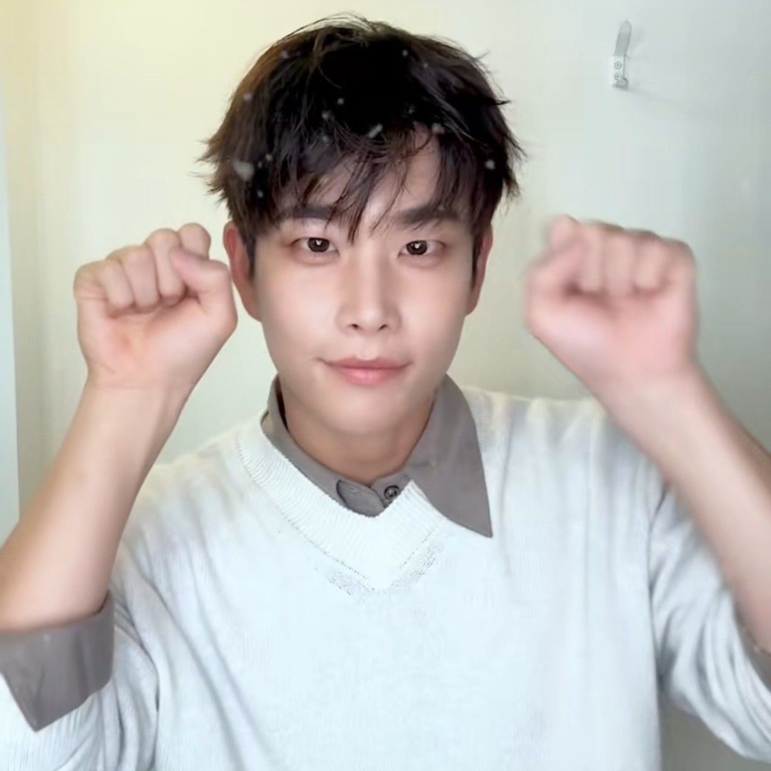 A moment captured by MJ (ASTRO)'s fan