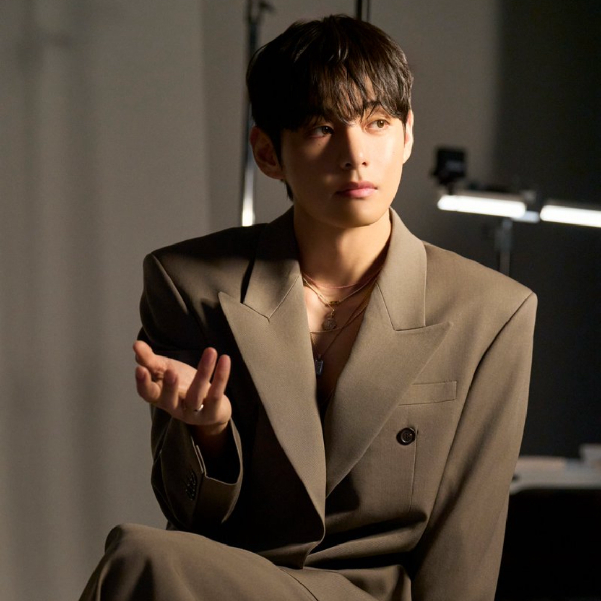 Behind-the-scenes cut of V (BTS)