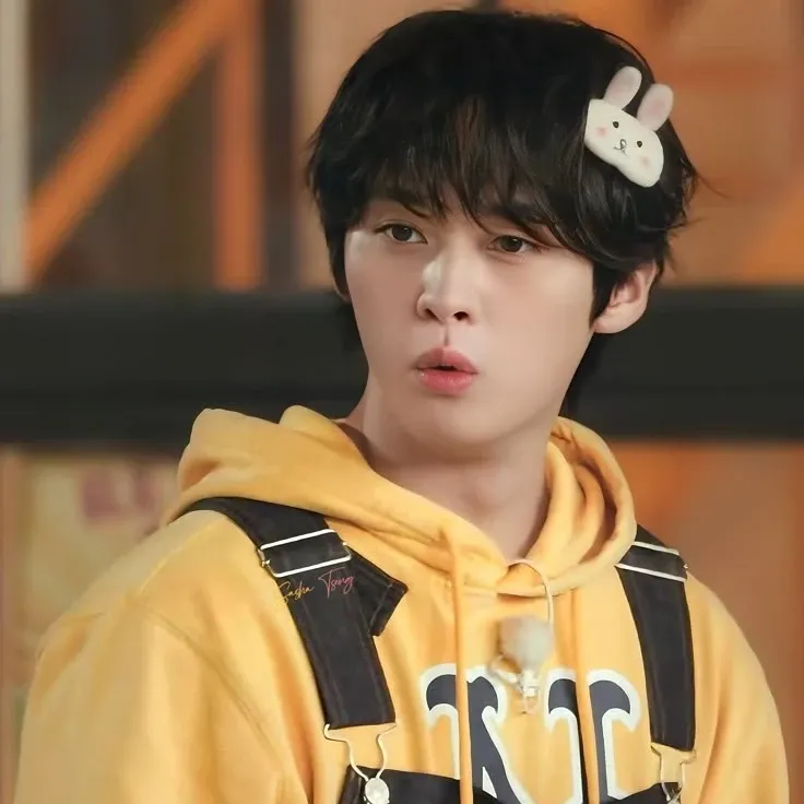 Latest photo of Lee Know (Stray Kids)