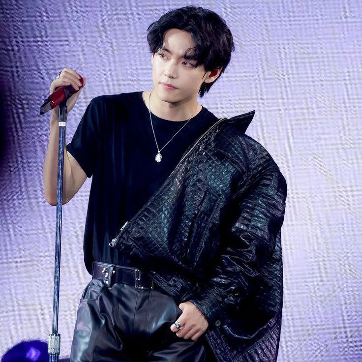 Foto aktivitas terbaru V (BTS)