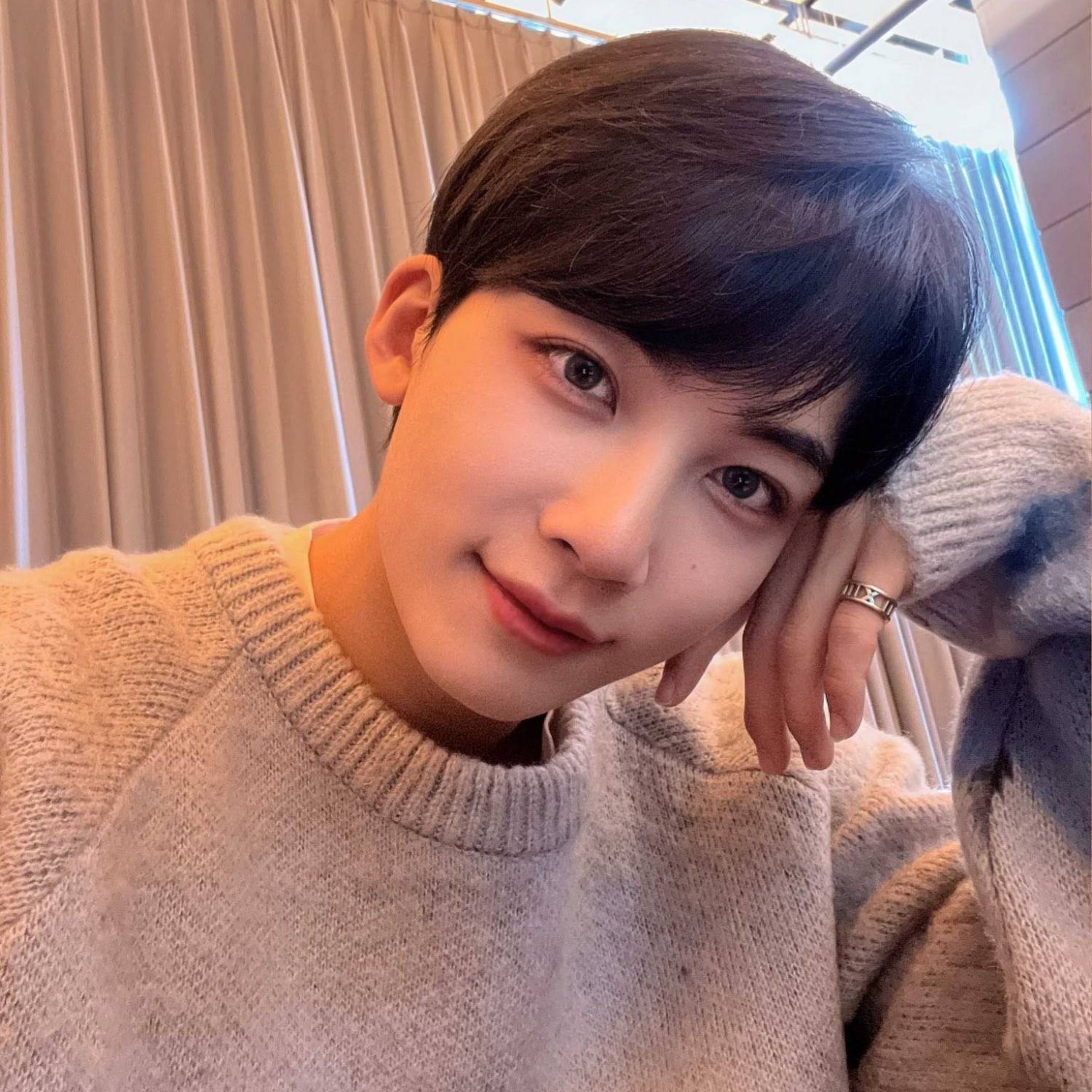 A moment captured by Jeonghan (SEVENTEEN)'s fan