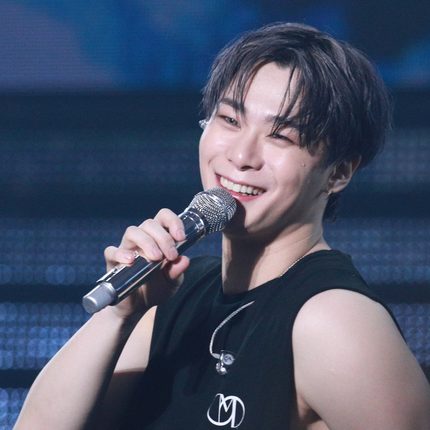 아스트로의 최신 사진