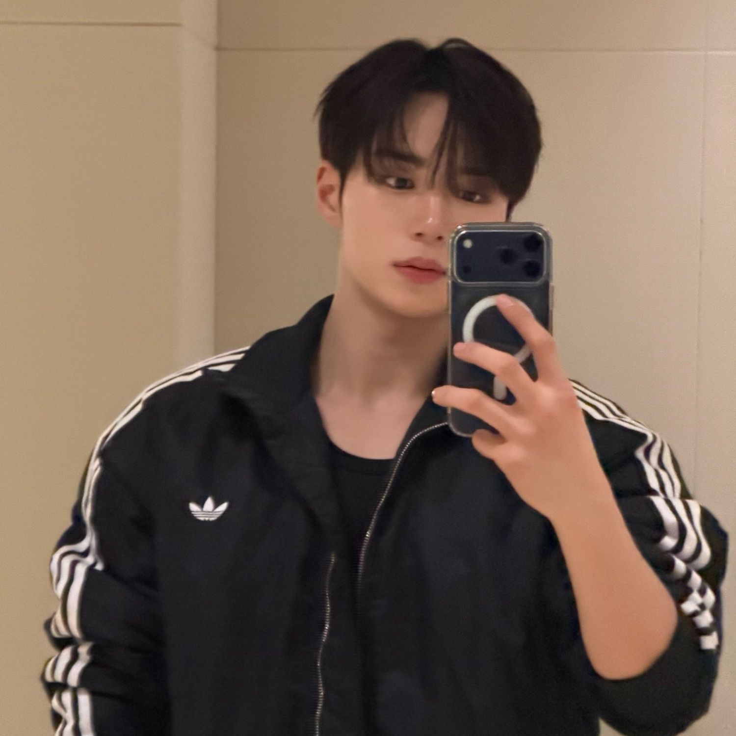 Behind-the-scenes cut of Kim Junseo (ALPHA DRIVE ONE)