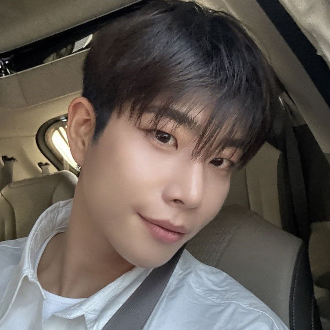 A moment captured by MJ (ASTRO)'s fan