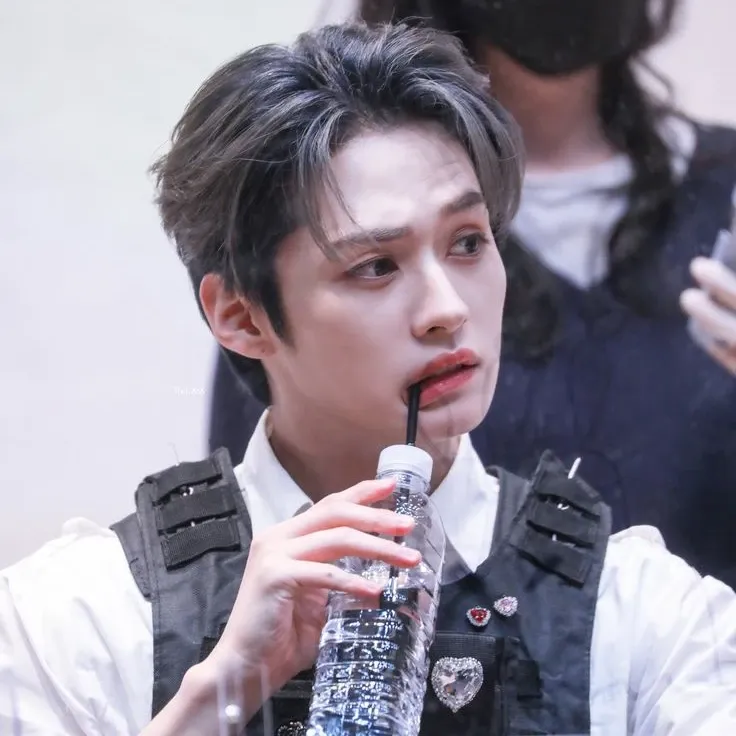 Latest photo of Lee Know (Stray Kids)
