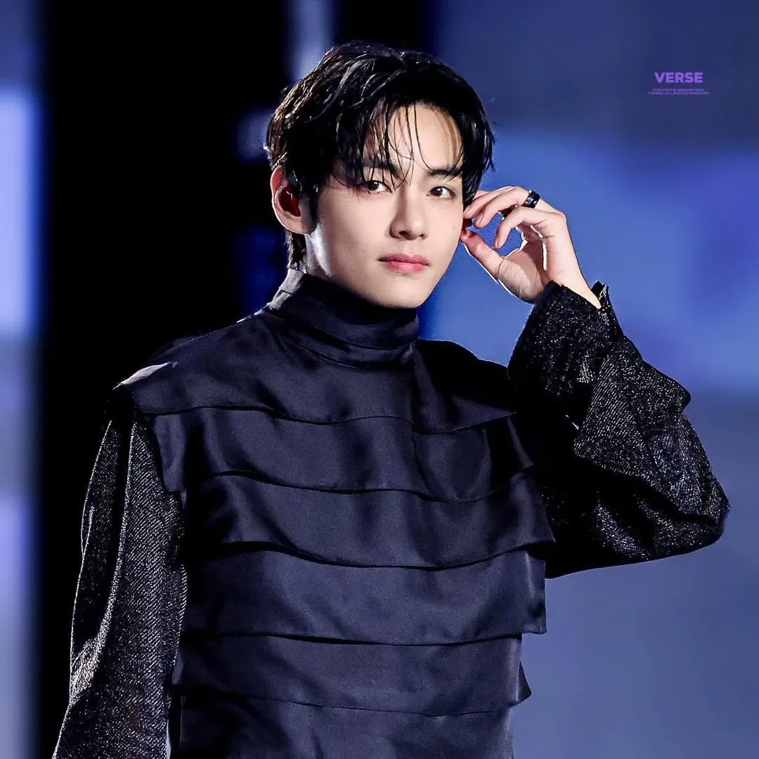 뷔 (방탄소년단)의 최신 사진