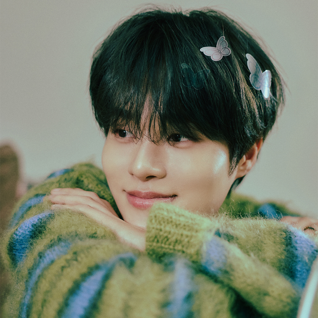 A moment captured by Lee Daehwi (AB6IX)'s fan