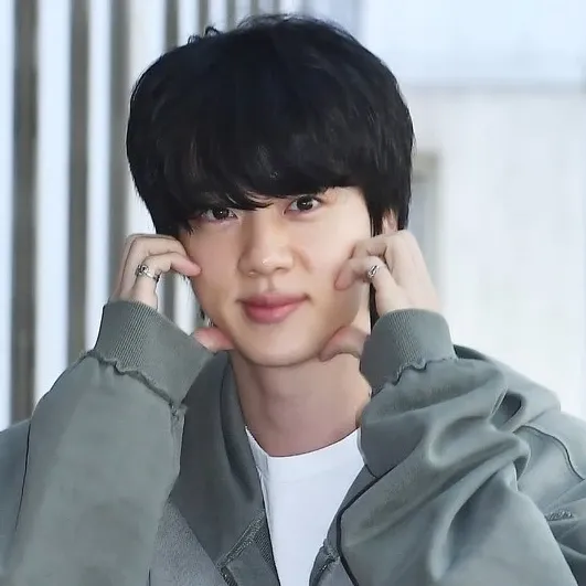 Momen yang diabadikan oleh penggemar Jin (BTS)