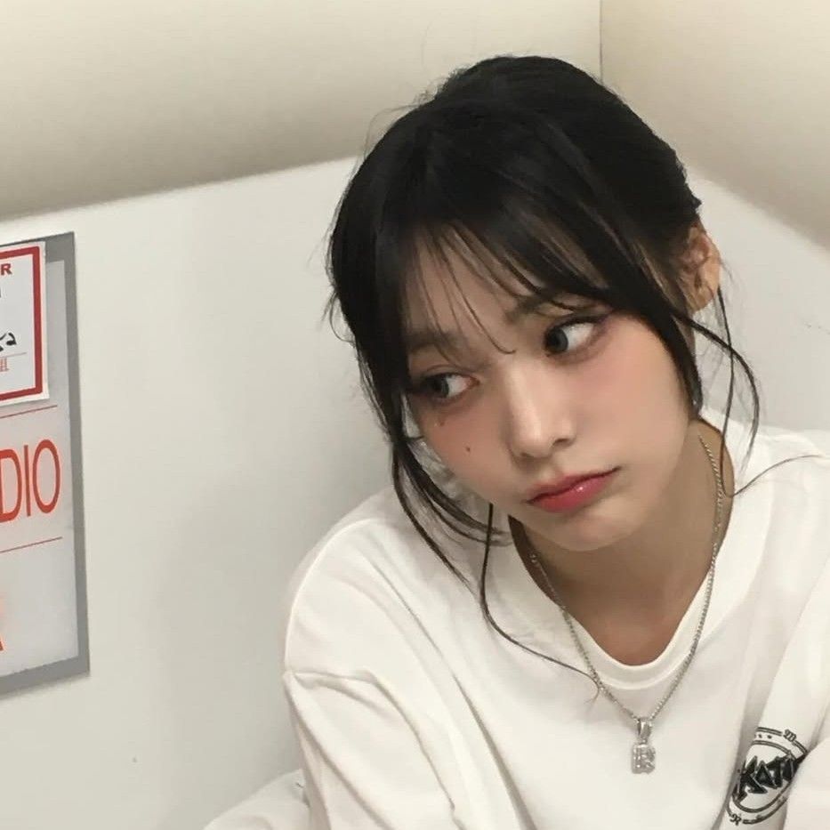 Latest photo of Siyeon (QWER)
