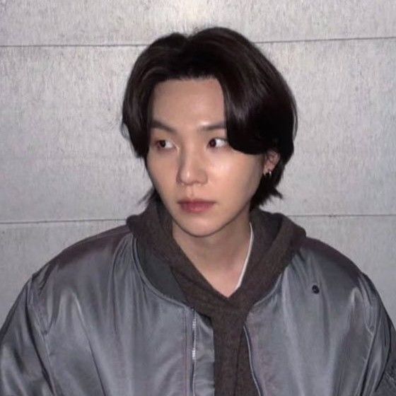 Foto aktivitas terbaru SUGA (BTS)