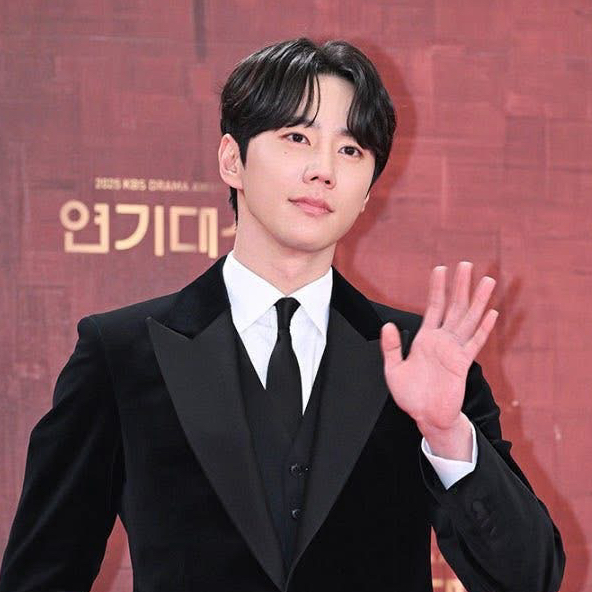 Behind-the-scenes cut of Lee Junyoung