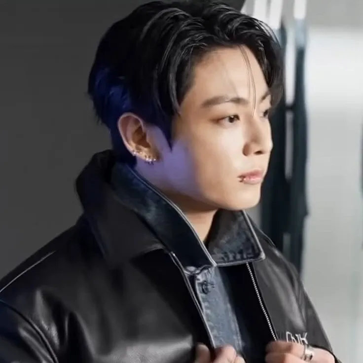 Foto aktivitas terbaru Jungkook (BTS)