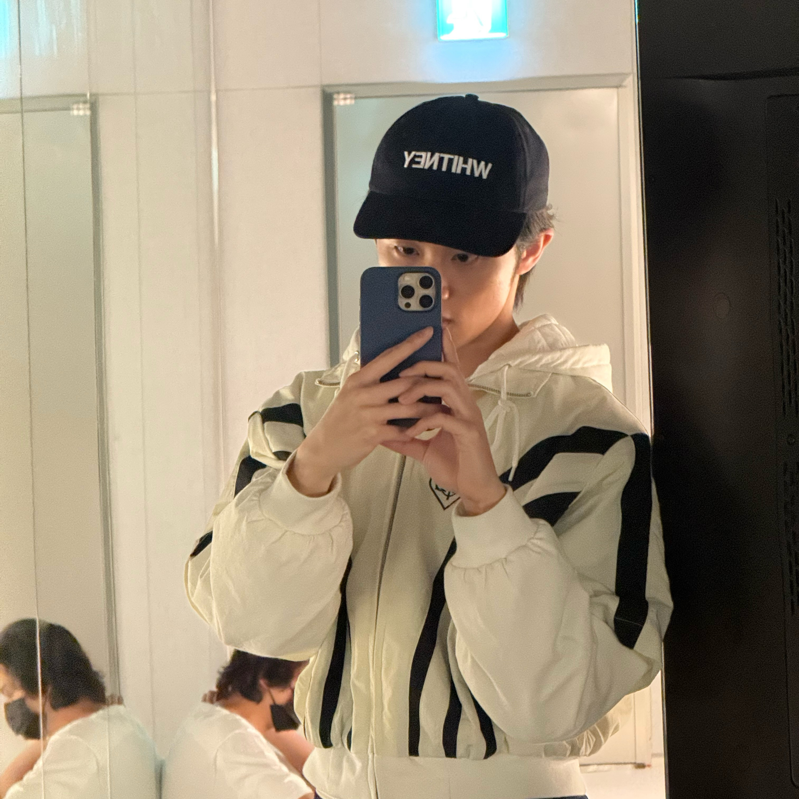마크의 비하인드 컷